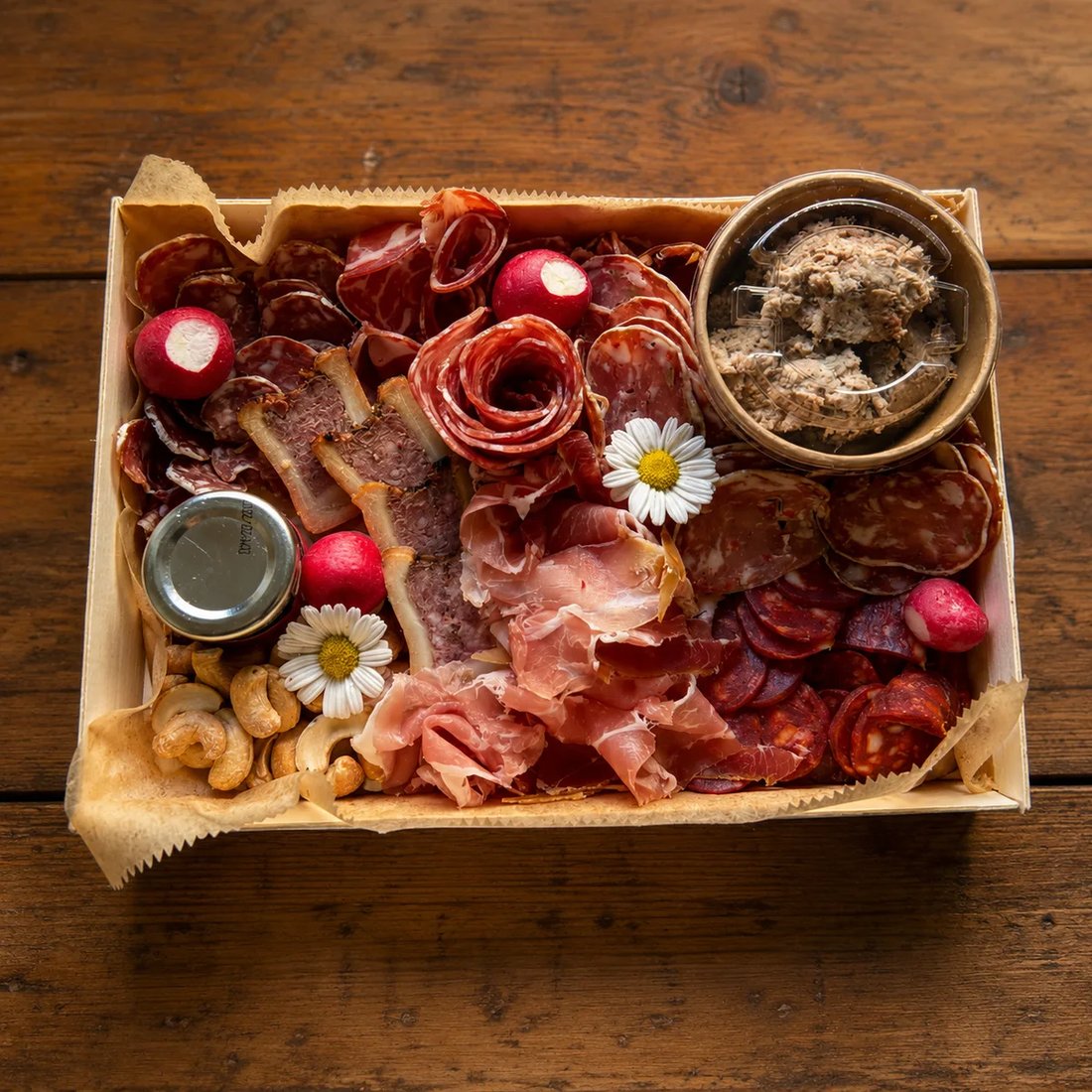 La Charcuterie — planche apéritive charcuterie à emporter : rosette pur porc, coppa italienne, jambon sec vieilli, terrine au romarin