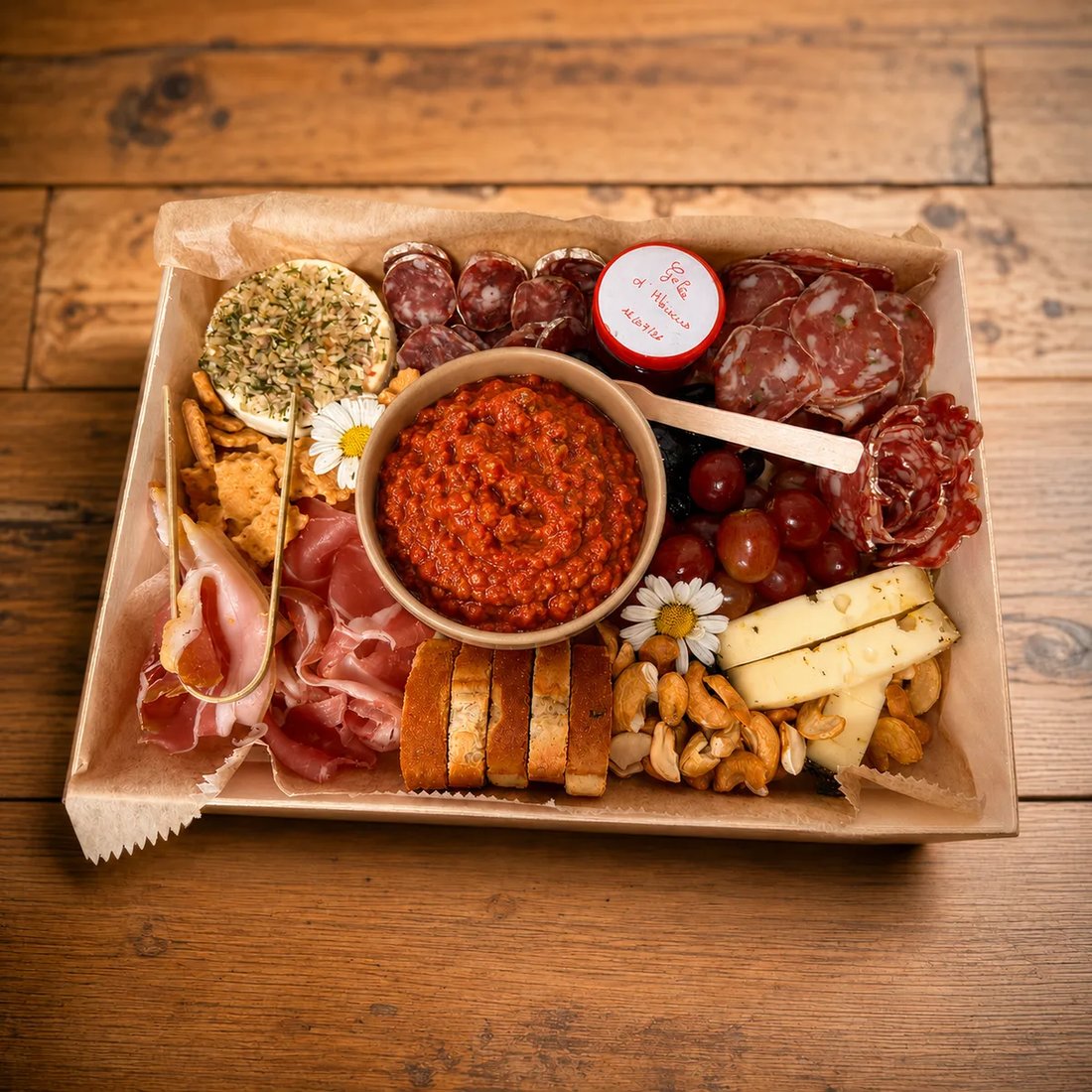 La Mixte Signature — planche apéritive charcuterie et fromage à emporter : jambon sec vieilli, rosette pur porc, comté AOP, fourme d'Ambert AOP